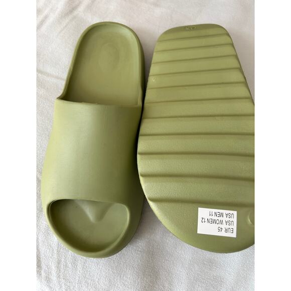 Cloud Slides for Women and Men – Comfortable Non-Slip Shower Sandals - Picture 3 of 4